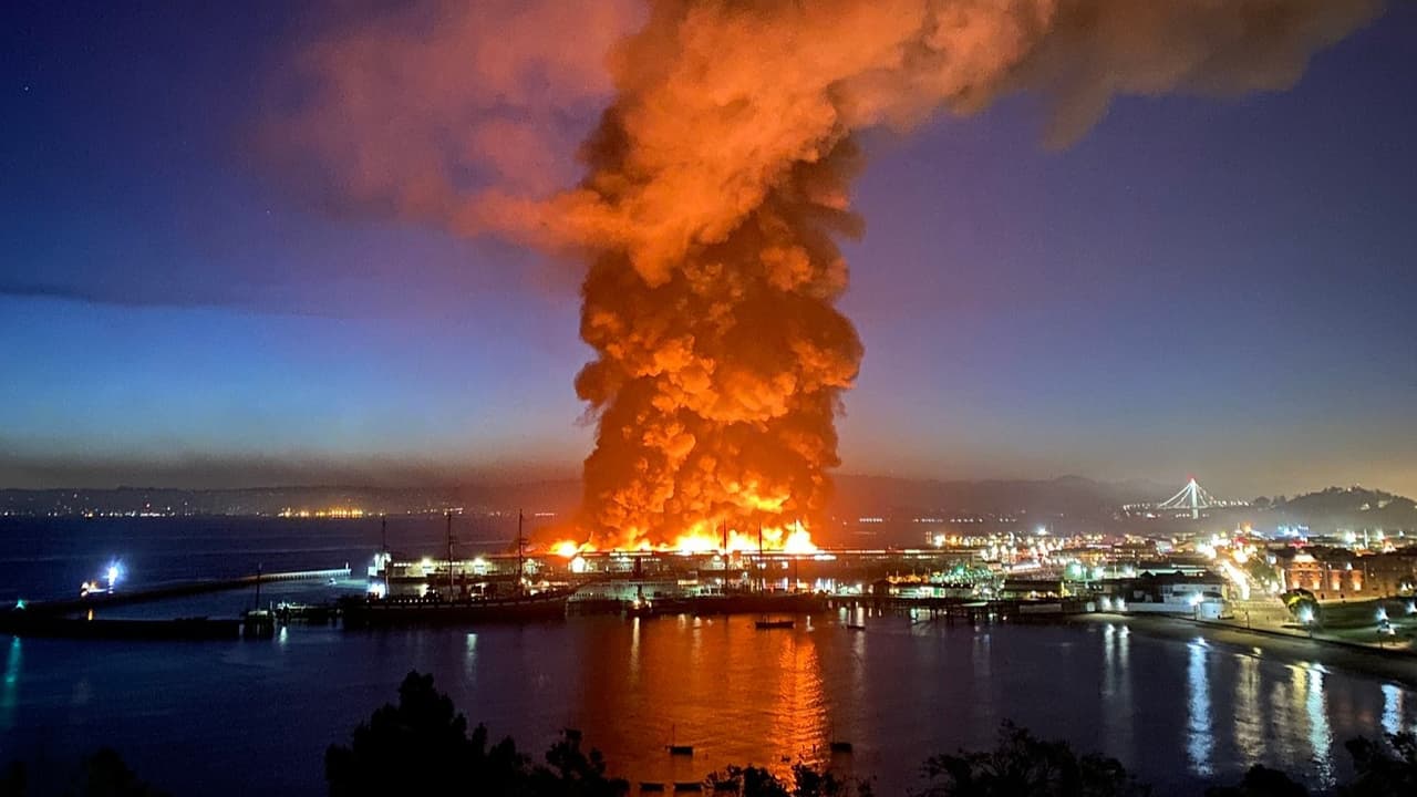 Incendio en el histórico Muelle 45 de San Francisco, otro golpe a los restaurantes afectados por el coronavirus