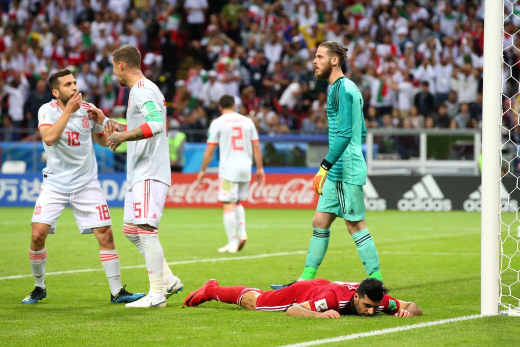 En los minutos finales, en este desesperado intento de los iraníes tratando de rescatar el empate, un cabezazo de Azmoun pasó centímetros por encima de la cabaña de David de Gea y se salvó España.