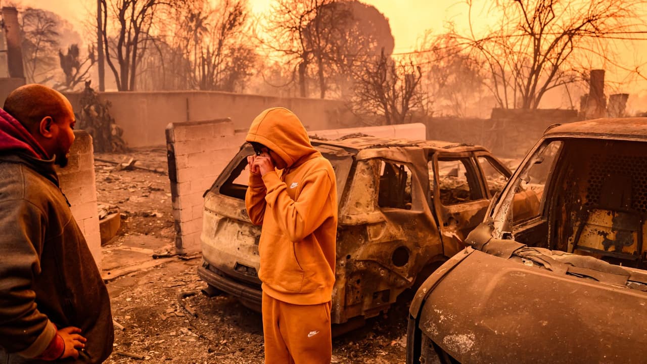 11 muertos, 10,000 edificios quemados y pequeña tregua del viento: el cuarto día de incendios en Los Ángeles