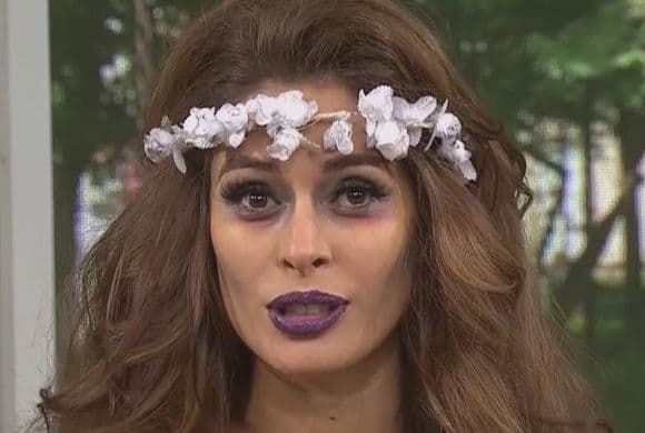 Galilea es fan de las flores en la cabeza y aprovechó la ocasión para utilizarlas de una manera diferente; luce muy linda.