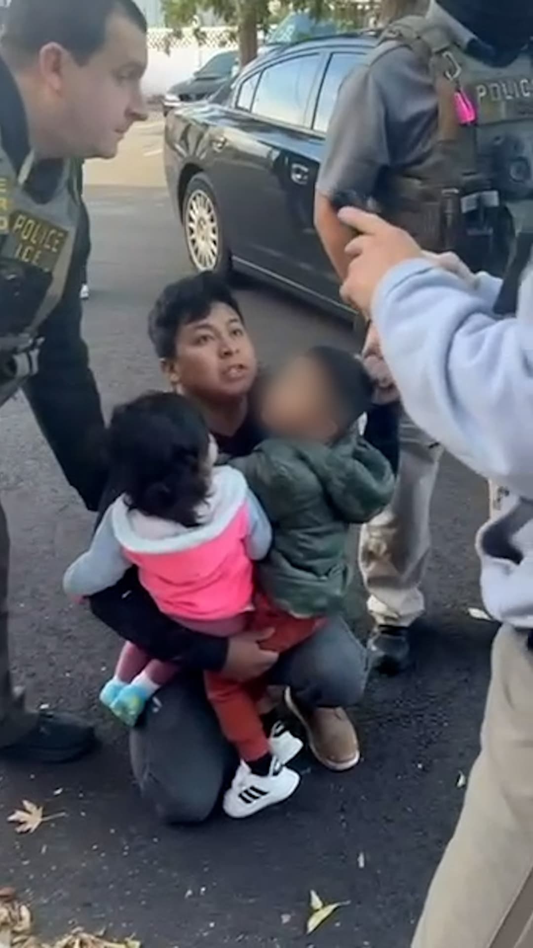 ICE lo detiene con sus hijos en brazos