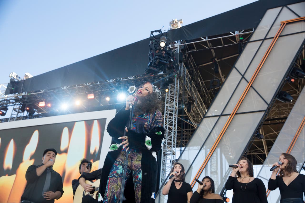 Andra Day fue una de las voces en inglés en el evento, la oriunda de San Diego cantó su tema más popular (y muy ad hoc) 'Rise Up'. Foto: David Maris.