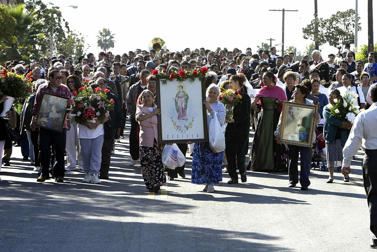 Desde finales del siglo XVII se comenzó a celebrar el Día del Músico en Escocia, y la fiesta se fue expandiendo a otros países, como España, Francia y Alemania. Para las dos primeras décadas del siglo XX, el festejo saltó a América Latina cuando se realizaron eventos por el día en lugares como Río de Janeiro, Brasil.