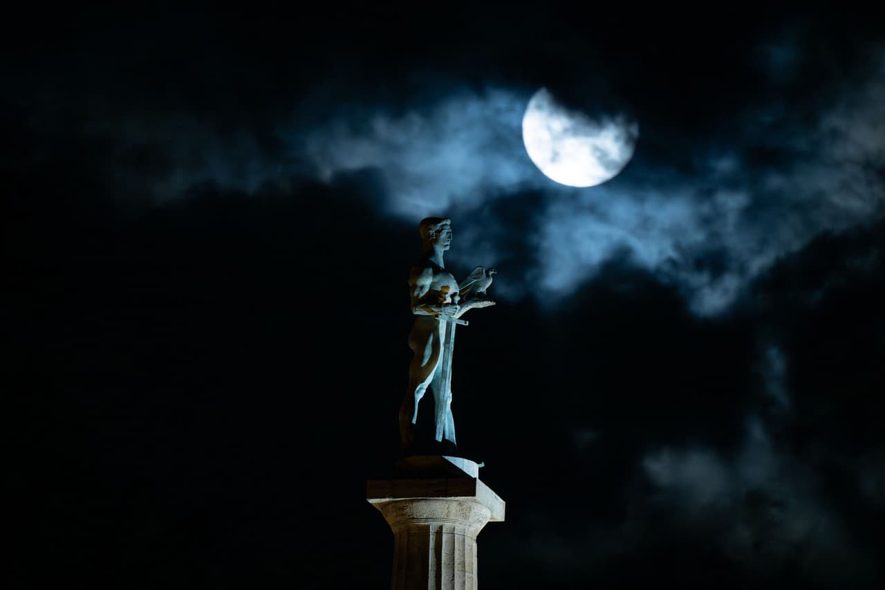 La Superluna se levanta detrás del emblemático monumento "El Vencedor" en Belgrado, Serbia.