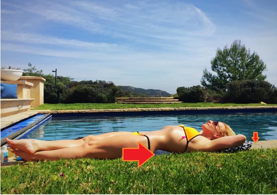 Aquí podemos ver que su estrecha cintura deja ver el agua de la alberca, cuando según los expertos debería de verse reflejada la piedra del borde sobre el cual aparece recostada. Aún así, la foto ya acumuló más de 194 mil likes.