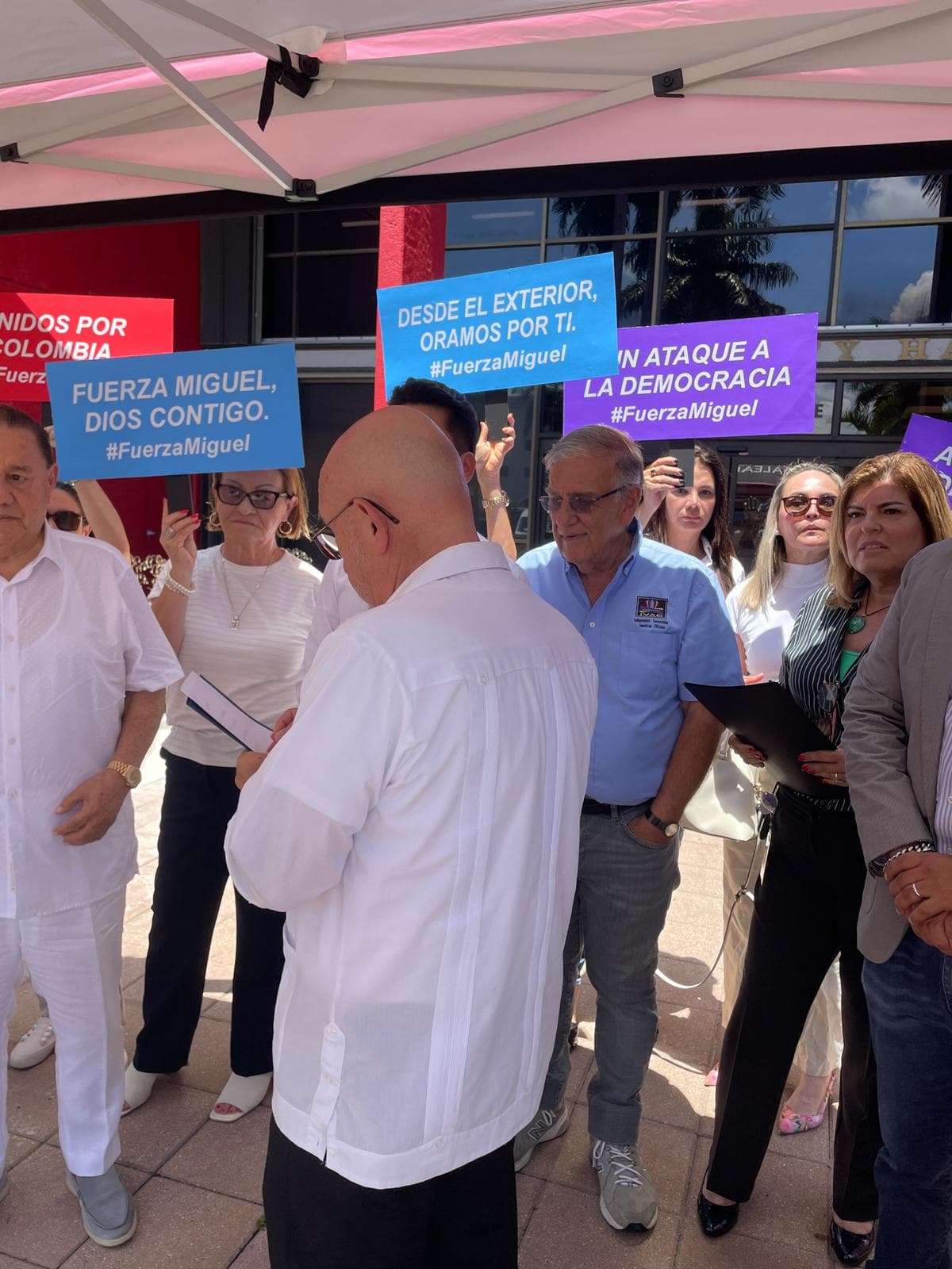 Manifestación en Hialeah en solidaridad con el candidato presidencial Miguel Uribe Turbay, quien fue víctima de un atentado en Bogotá.