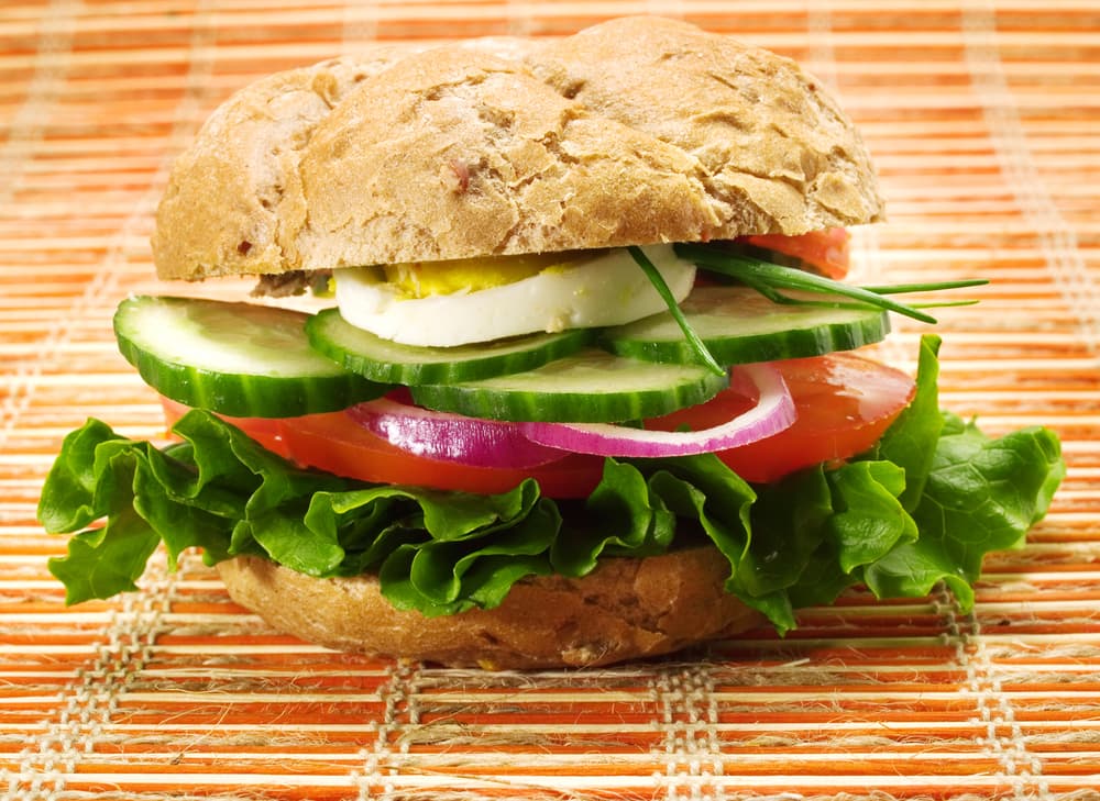 Hamburguesa vegetariana Por su originalidad y beneficios a la salud prepara una hamburguesa vegetariana, con un relleno de hongos portobelo, champiñones, queso provolone, jitomate y un aderezo agridulce que le aporta sabor.