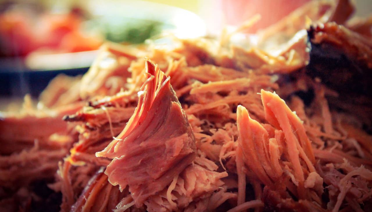 Pernil não precisa ser só assado: 2 receitas criativas permitem até aproveitar as sobras