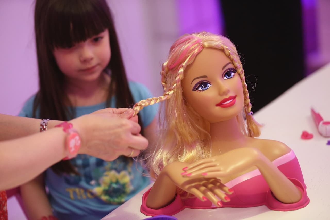 "Estamos entusiasmados con esta evolución; las nuevas muñecas representan una línea que refleja mejor el mundo que las niñas ven a su alrededor y les permite encontrar una muñeca con la que identificarse", dijo Evelyn Mazzocco, Global General Manager de Barbie.