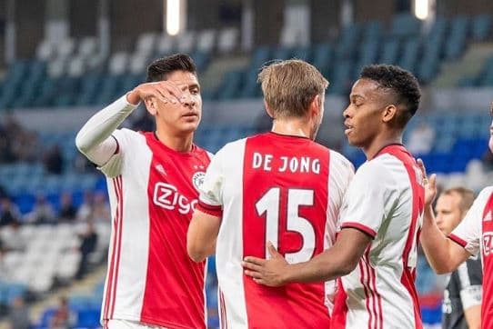 Edson Álvarez con el Ajax