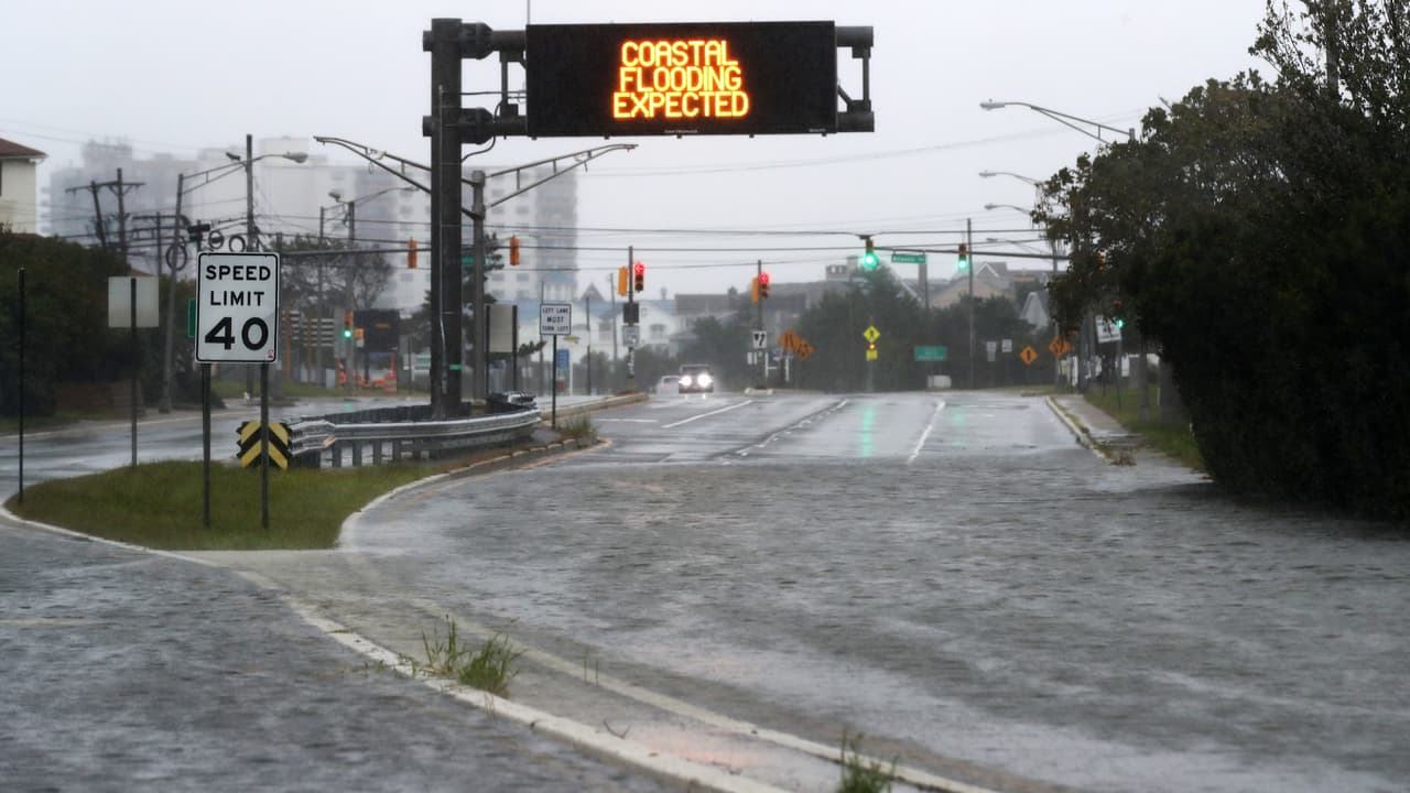 En la US 206 norte, en Chester, el acotamiento derecho está cerrado desde las 10:18 a.m. del sábado por inundaciones. En la I-287 sur, un árbol caído bloquea el carril derecho y el acotamiento por ahora.