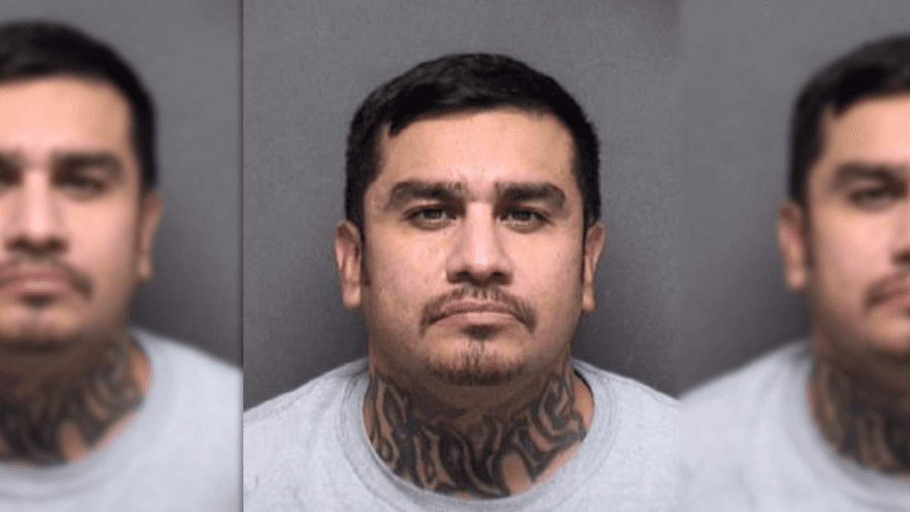 Sentencian a 50 años a hombre que mató a dos personas con un AR-15