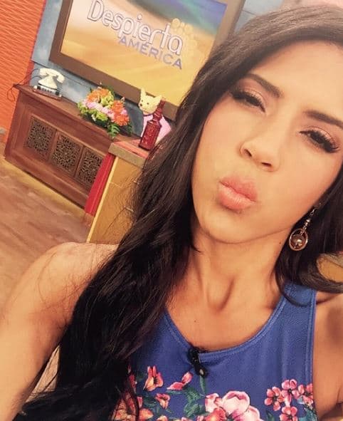 Cada mañana ella se encarga de llevar buenas noticias a quienes la ven.