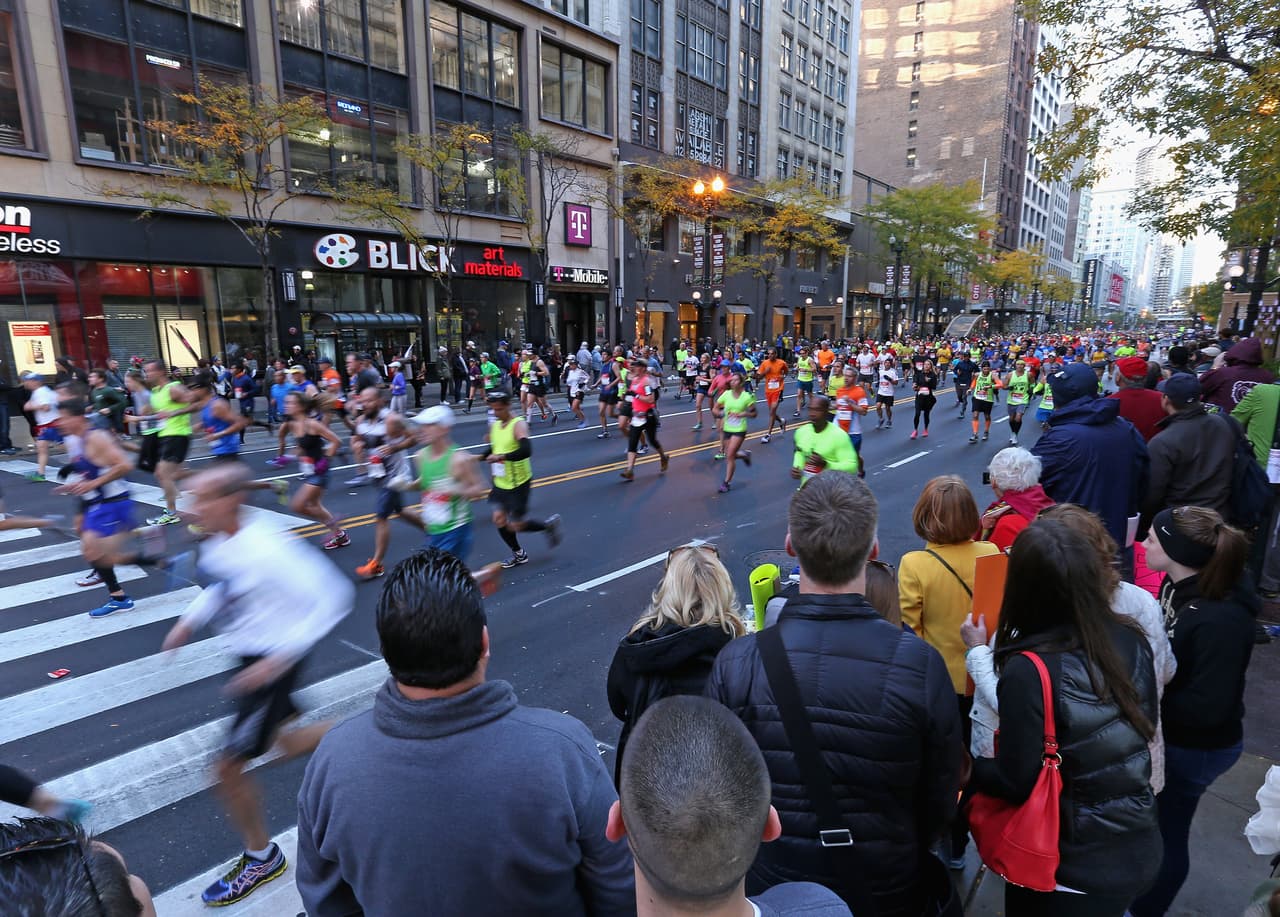 <b>Cuando y donde: </b>El servicio regular de CTA estará en funcionamiento, por lo que los autobuses y todas las líneas de trenes que dan servicio al centro de Chicago los domingos (azul, verde, rosa, rojo, café y naranja) ofrecerán una manera fácil de llegar a Grant Park desde toda la ciudad. CTA proporciona información de viaje actualizada para el día del maratón en su sitio web. Además del servicio de CTA, Metra correrá trenes especiales de entrada y salida el día de la carrera. Haga clic aquí para un horario detallado.