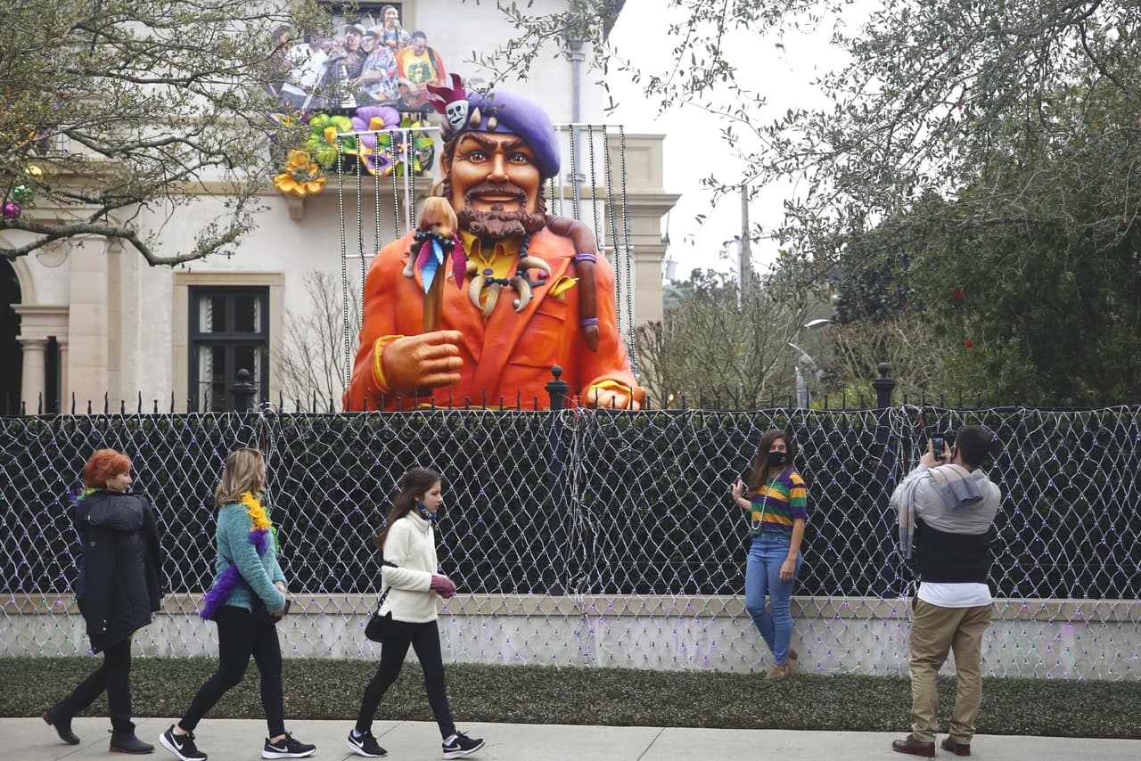 Varias personas se reúnen para ver la decoración para el ‘mardi gras’ de una casa en Nueva Orleans, Louisiana. En toda la ciudad, miles de casas fueron decoradas como carrozas luego que la pandemia de coronavirus canceló los elaborados desfiles que normalmente inundan la ciudad de multitudes en esta temporada.
<br>