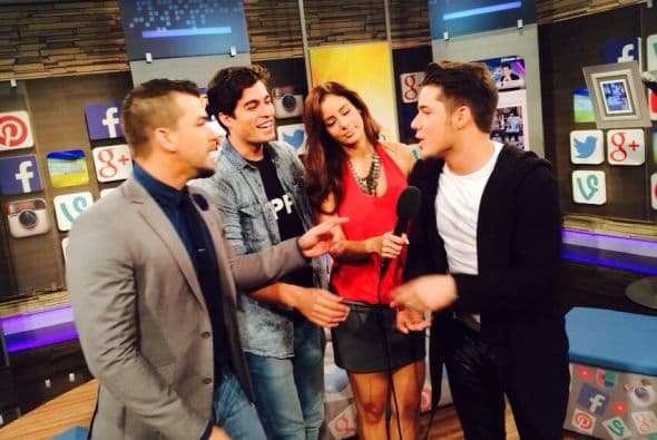 La primer pregunta que fue ¿Qué ha sido lo más 'hot' que una fan les ha escrito en las redes sociales?; ellos se pusieron muy nerviosos.