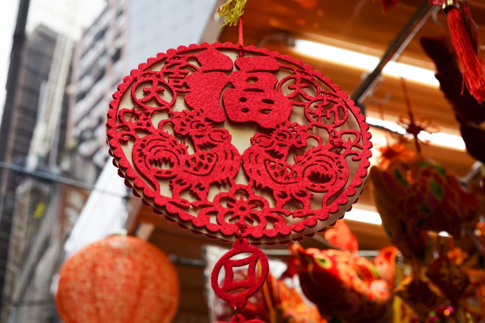 Todo el ambiente es de festejos y alegría. Importante: el color rojo es el que impera y nadie se viste de blanco para los festejos porque en la tradición china el blanco indica tristeza y luto y el año nuevo simboliza alegría y vida.