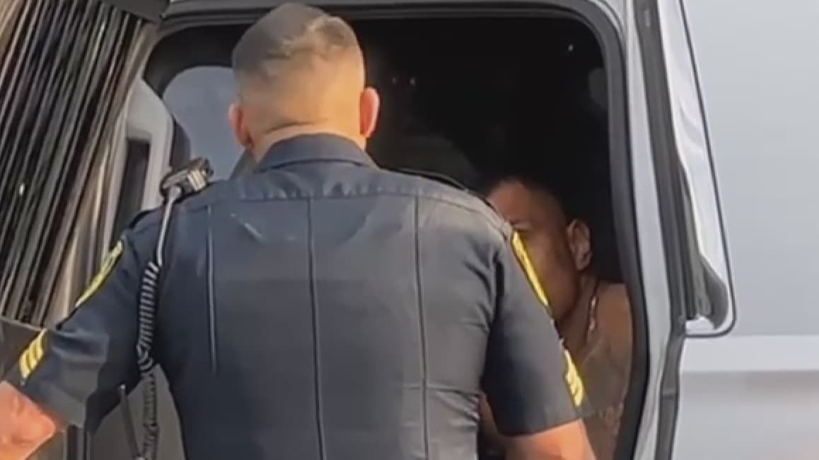 Sospechoso que se había atrincherado tras persecución se entrega a las autoridades