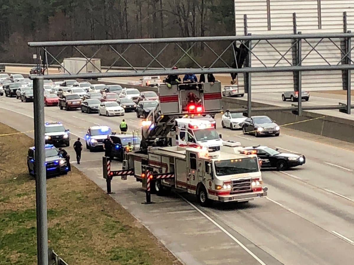 Rescatan a mujer que subió a letrero sobre la carretera Georgia 400