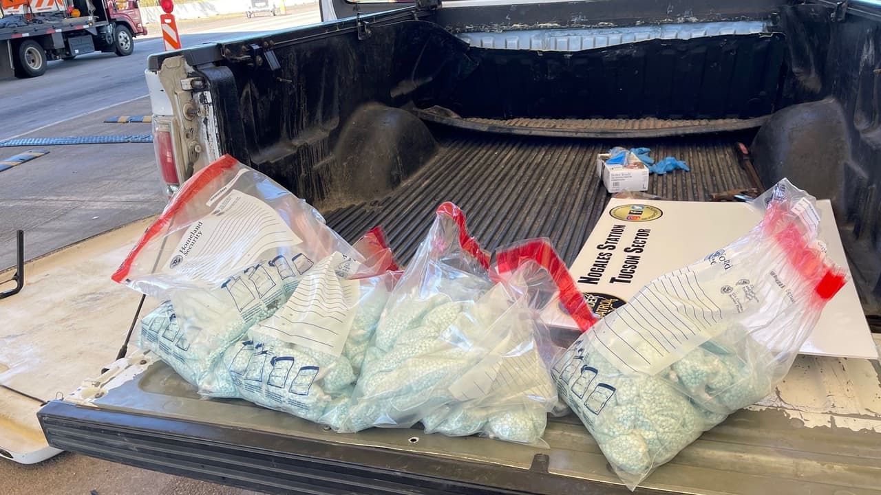 Agentes de la Patrulla Fronteriza de Estados Unidos incautaron más de 50 libras de fentanilo en un puesto de control de inmigración en el sur de Arizona el 11 de octubre. Los agentes estaban trabajando en el puesto de control de la Interestatal 19 cerca de Amado, Arizona, cuando un K-9 los alertó cuando pasaba un Ford F150 blanco, informó CBP.