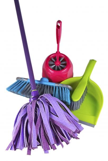 Limpiar los utensilios del aseo del baño es de lo más desagradable, para que sea más fácil, sumérgelos en un recipiente con cloro cuando termines de usarlos, déjalos reposar y con una enjuagada quedarán.