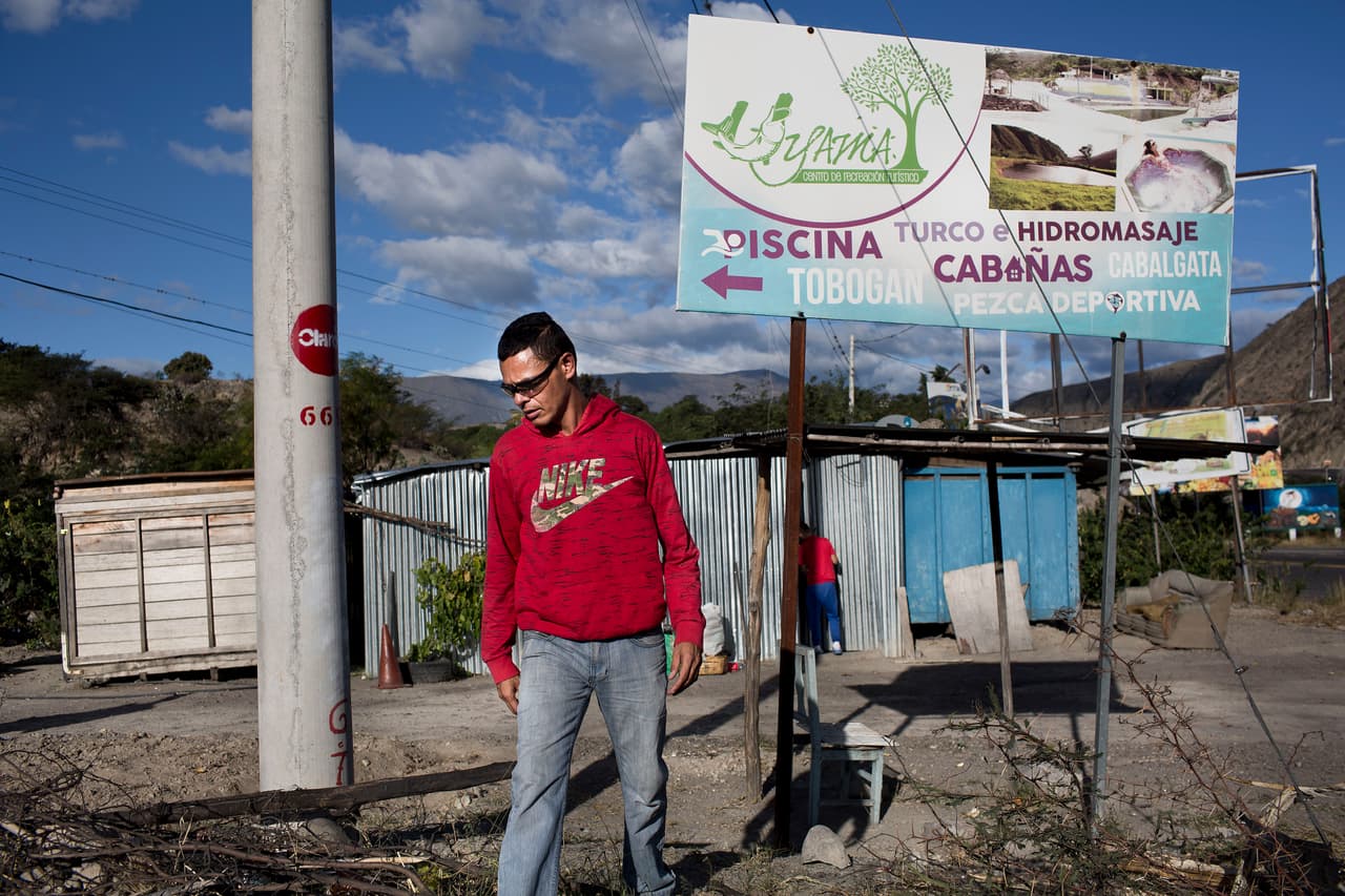 Los migrantes que cruzan los Andes se encuentran por el camino con zonas turísticas donde pueden ver carteles con anuncios que ofrecen todo tipo de comodidades a los viajeros con más recursos.