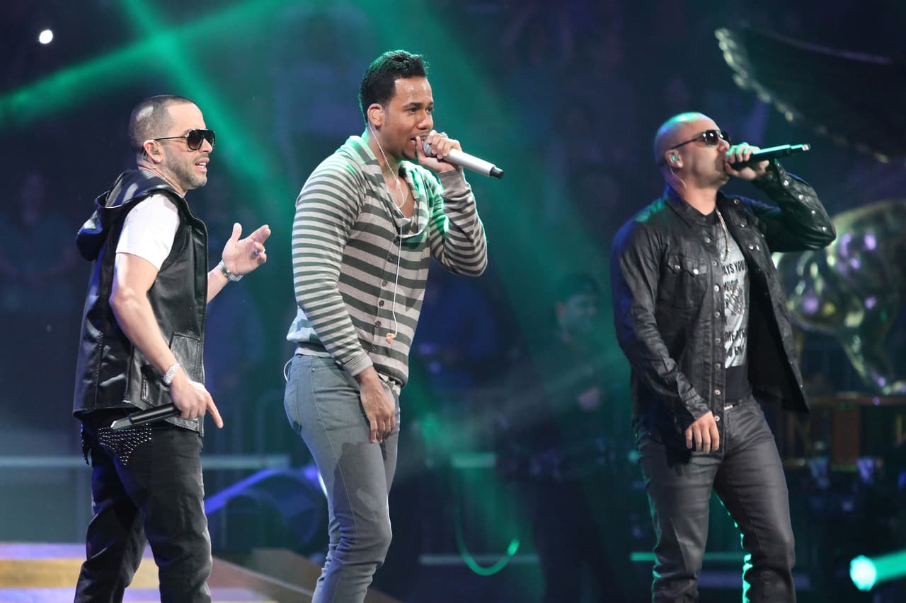 Su decimotercer sencillo ‘Aullando’ se colocó en el número uno del listado de Billboard Latin Airplay. Wisin y Yandel cantan este tema junto a Romeo Santos.