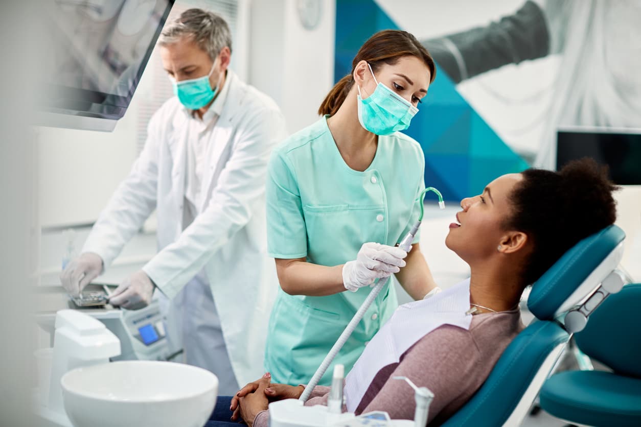 <b>Puesto 15 | Dentistas</b>
<br>
<br>🔘 Ganan $160,370 al año.
<br>🔘 Para inicios de esta década había en EEUU 139,200 dentistas. Se espera que su tasa de empleo crezca 8% hacia el 2030, de acuerdo con cifras oficiales.