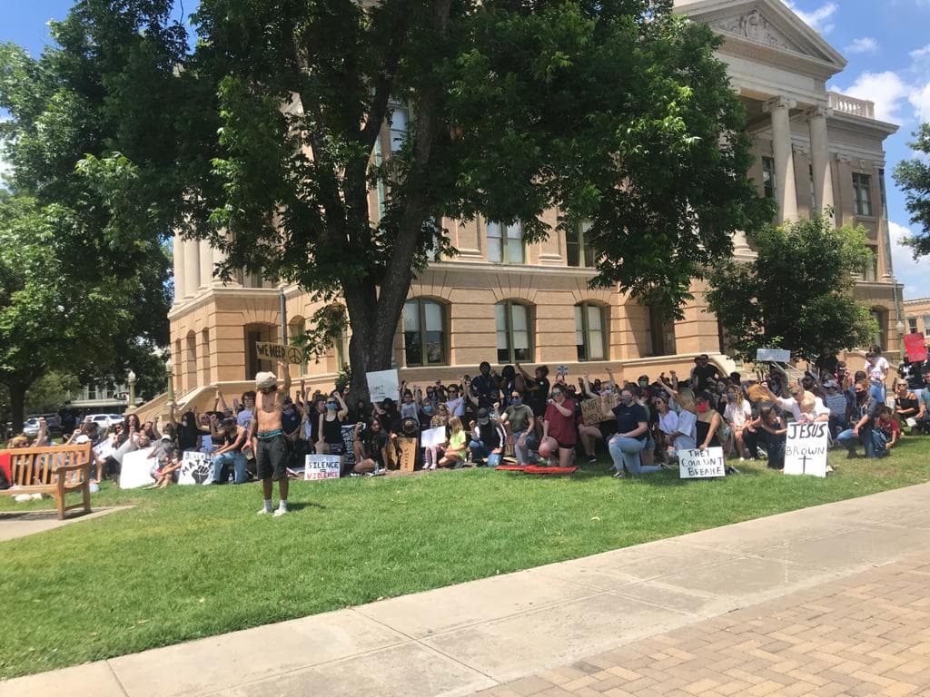 La manifestación, compuesto la mayoría por jóvenes, se mantuvo la calma pese a una confusión que hubo con una mujer que algunos pensaban estaba haciendo un saludo nazi. Más tarde se aclaró la situación y se dio a conocer que estaba alzando sus manos para orar.
