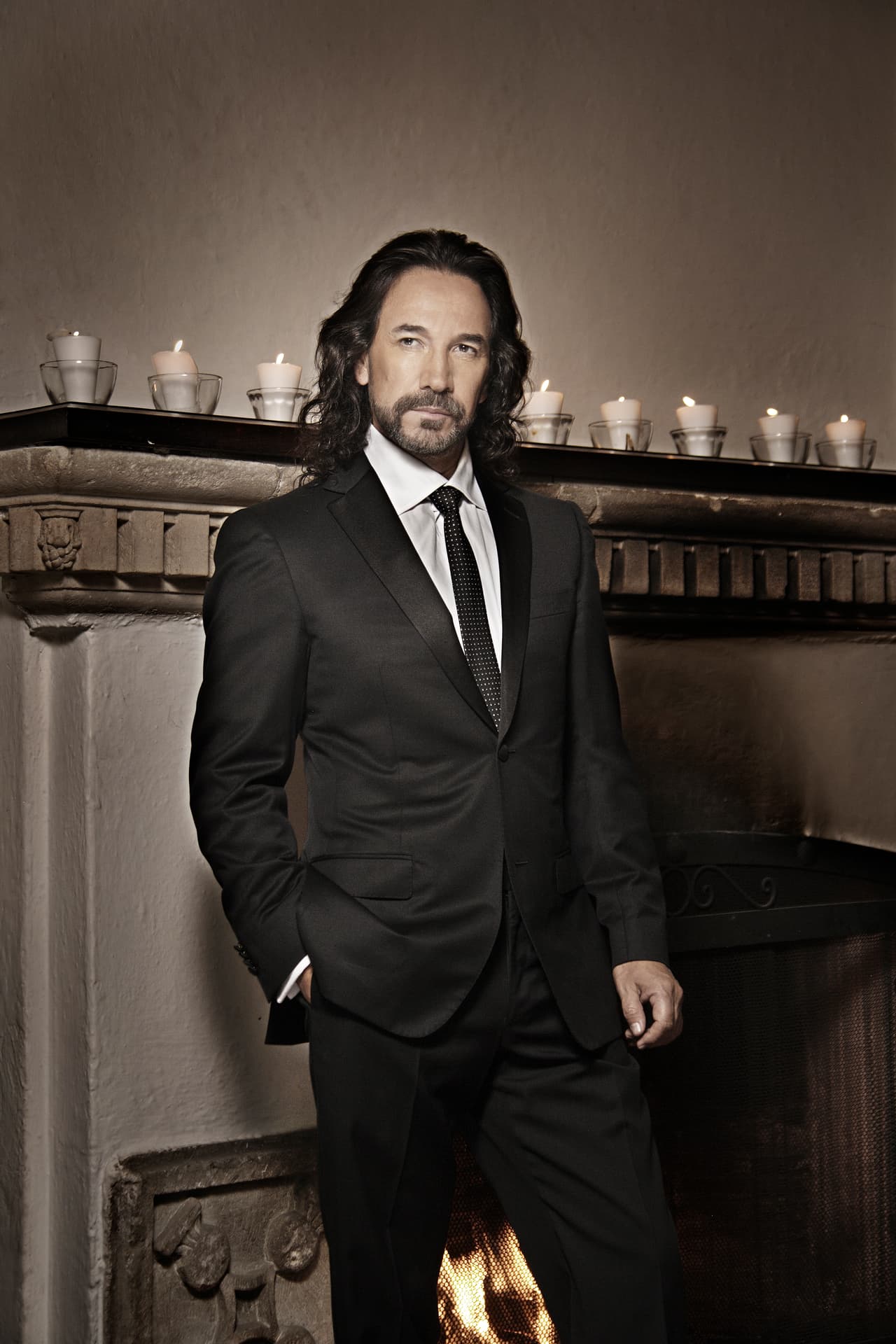 Marco Antonio Solís tiene al mejor asesor de imagen en su casa, se trata de su esposa Cristian Solís, pues ella le ha enseñado a vestirse y a lucir siempre como un caballero.