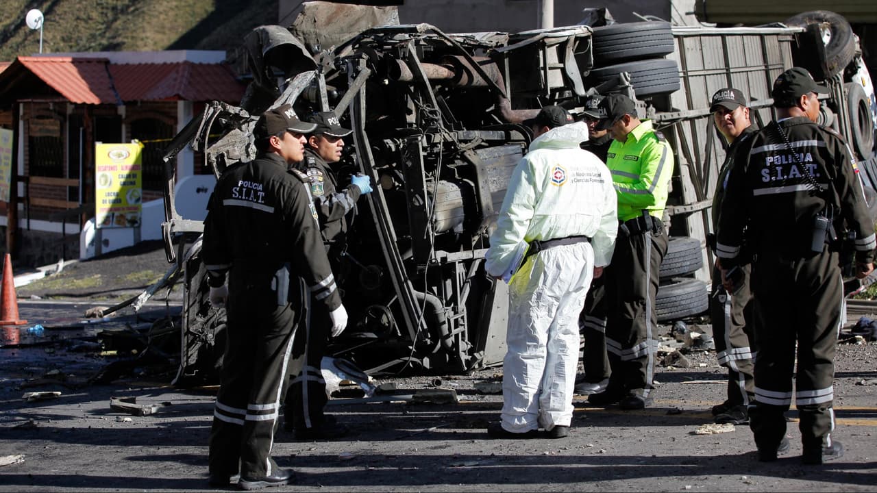 Cómo un trágico accidente de bus en Ecuador revela la estrategia de los nuevos narcos colombianos