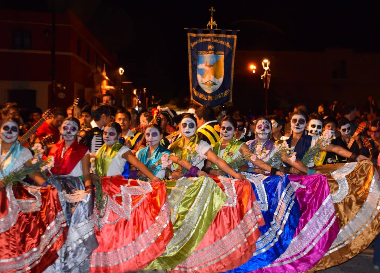 <b><a href="https://www.facebook.com/events/city-of-norcross-government/dia-de-los-muertos-festival-and-parade-day-of-the-dead-festival/2070080226474608/" target="_blank">Day of the Dead Festival and Parade en Norcross (6 de noviembre)</a></b>: Celebra a los antepasados y la historia en una noche llena de recuerdos, baile y entretenimiento auténtico en vivo, seguida de un desfile por las calles del centro de Norcross.