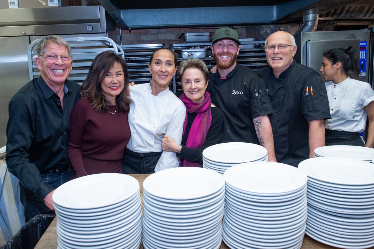Kenny Griswold, Mimi Kim, Chef Gabriela Camara, Alice Waters y los invitados asisten al ChefDance en Sundance Night 1 con la Chef Gabriela Càmara en honor a Alice Waters y The Edible Schoolyard el 24 de enero de 2020 en Park City, Utah .