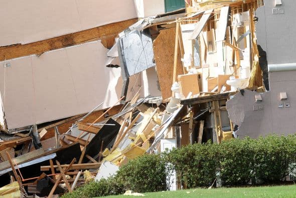 Los clientes fueron evacuados antes de que se desplomara la estructura central de uno de los edificios de tres plantas del centro de recreo.
