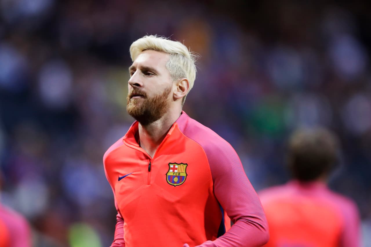 Luego sorprendió en el inicio de la temporada 2016/17 con una barba un poco más densa y el cabello platinado.