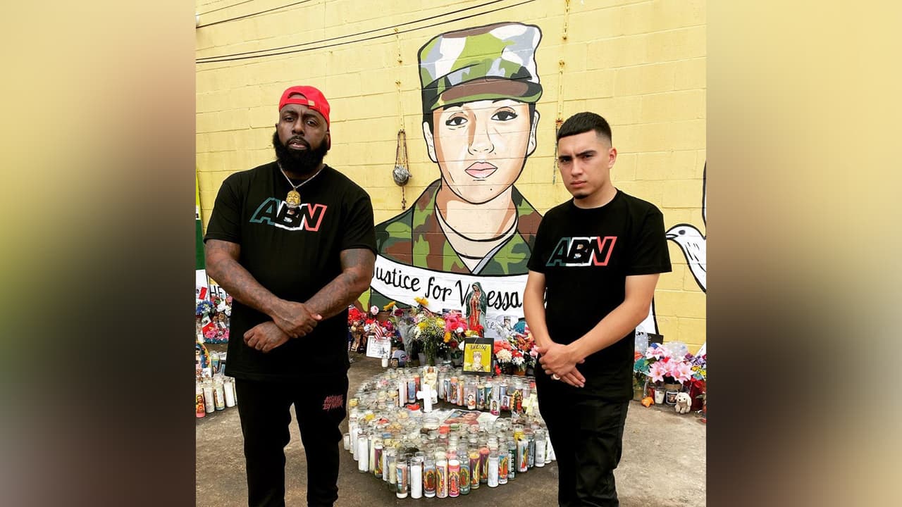 El rapero posó frente a uno de los murales de Vanessa Guillén en Houston y vistió la camiseta.