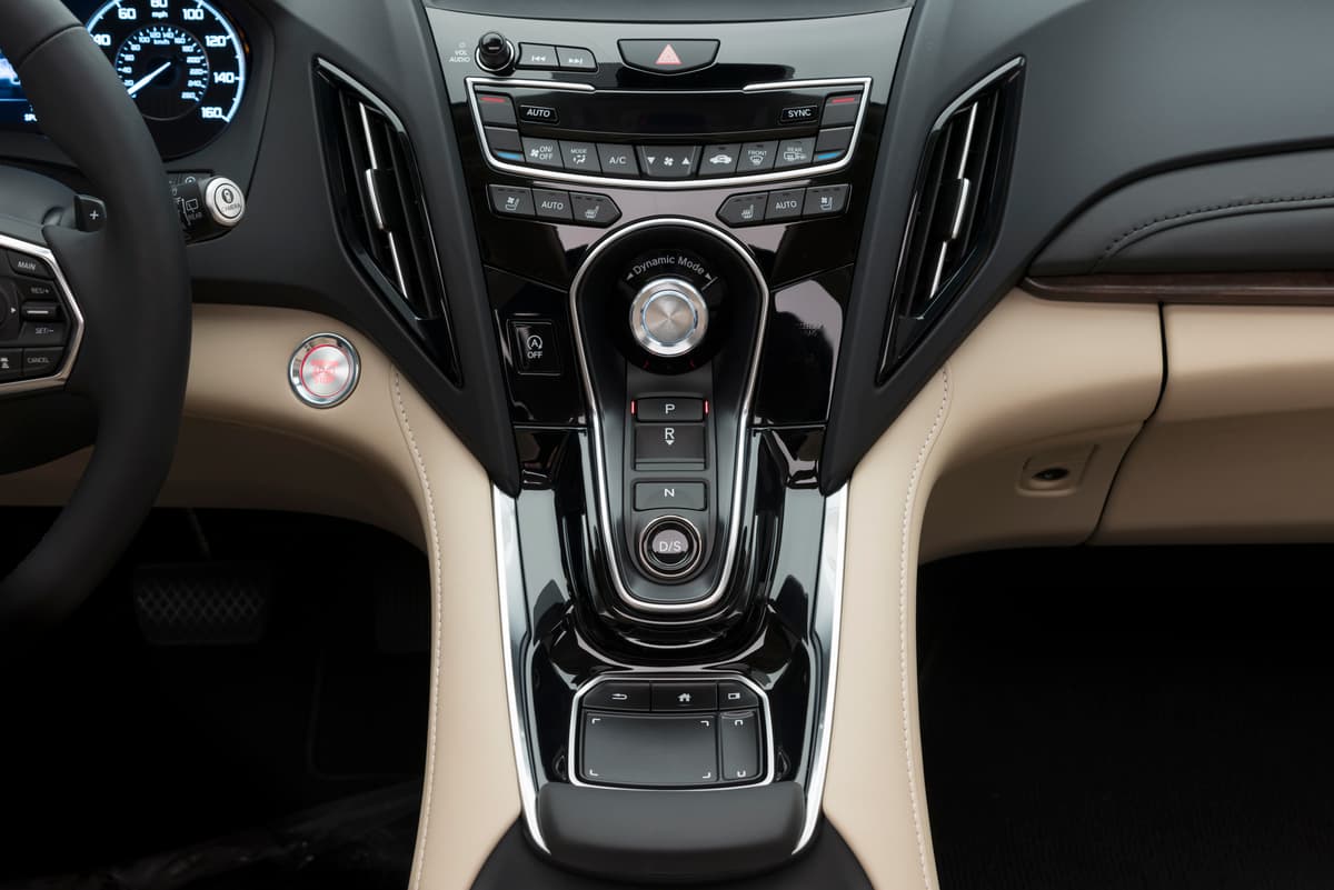 El dial de modo de conducción destaca en la parte superior de la consola central.