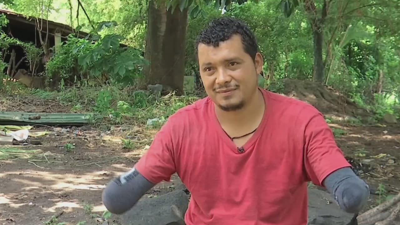 Unos pandilleros le cortaron las manos a machetazos y él se construyó sus propias prótesis para seguir trabajando