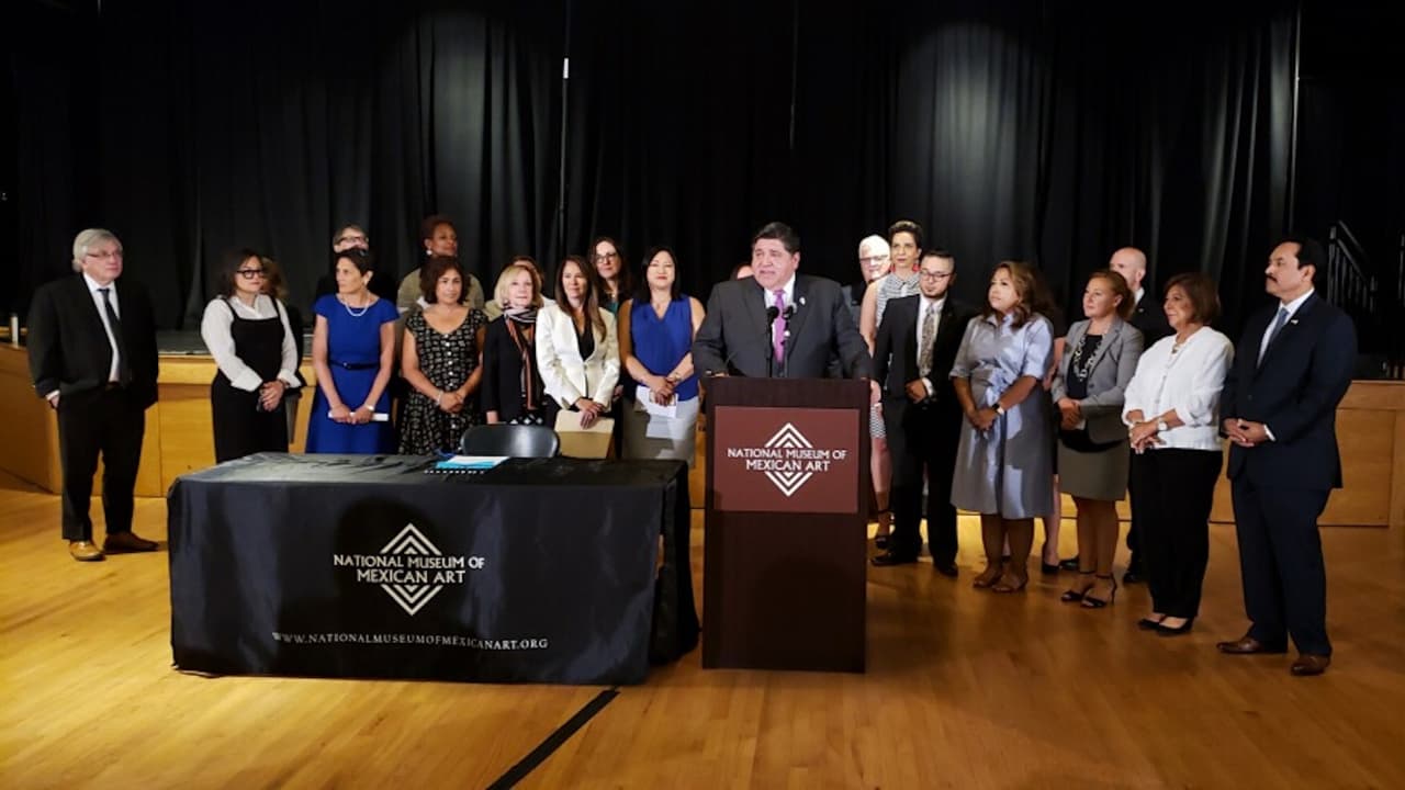 "Queremos que vivan sin miedo", firman ley para proteger a jóvenes inmigrantes en Illinois