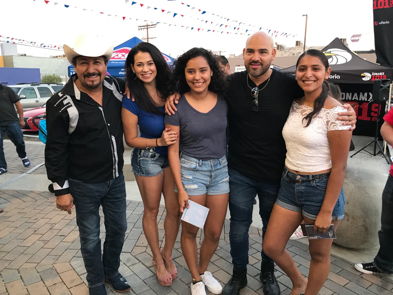 El Bueno, La Mala y El Feo llenaron las calles de seguidores de Christian Nodal para su primer encuentro con sus fans en la ciudad de Los Ángeles.