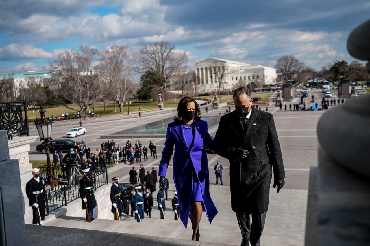 El abrigo de Christopher John Rogers y las perlas de Wilfredo Rosado revelan el compromiso de Harris con la inclusión y con los diseñadores nacionales, coincidieron los medios especializados en moda.