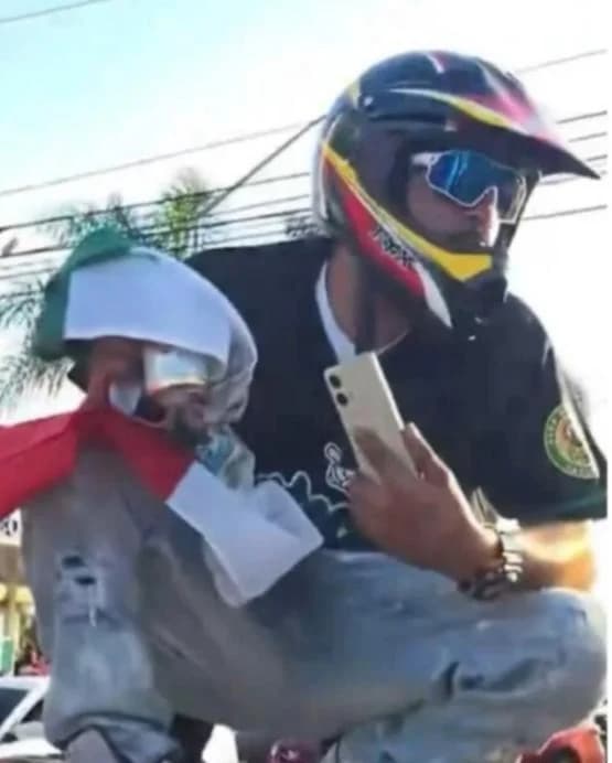 El FBI ofreció 
<b>una recompensa de $50,000 a cambio de información</b> que lleve a identificar, arrestar y acusar al sospechoso, de quien se tienen pocos datos.