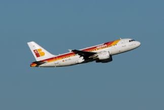 Multan a Iberia con más de $28,000 dólares por exigir un test de embarazo en sus procesos de selección