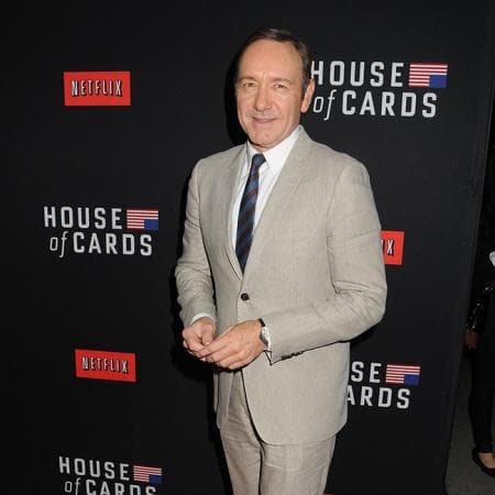 La producción de la exitosa serie de Netflix 'House of Cards' resultó afectada luego de que el pasado mes de octubre estallara la bomba sobre su protagonista, el actor Kevin Spacey. Y es que el actor Anthony Rapp, con el que Spacey habría trabajado en el pasado, lo acusó de abuso sexual cuando él aún era menor de edad.