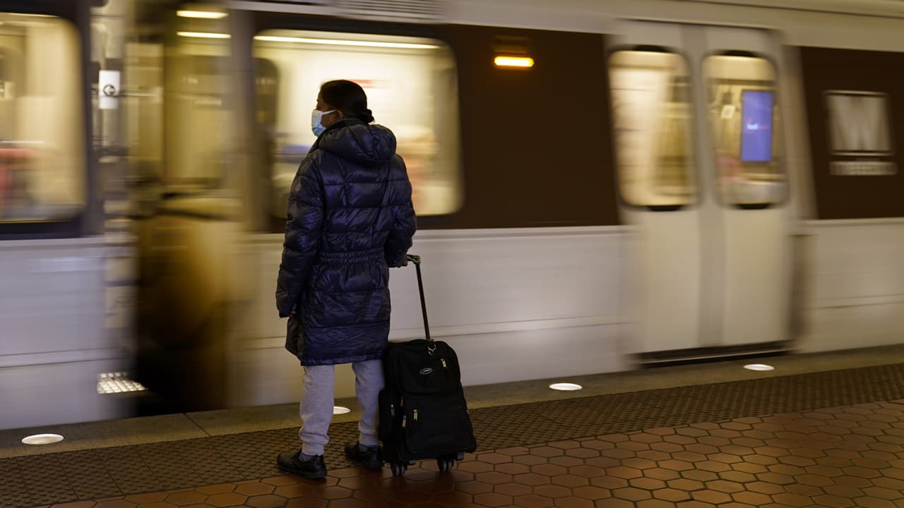 ¿El metro va lleno? El precio de la gasolina lleva a más personas a usar transporte público