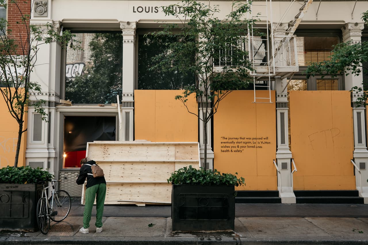 Una tienda de Louis Vuitton resultó muy dañada la noche del 1 de junio por saqueadores que aprovechan las protestas por la muerte de George Floyd.