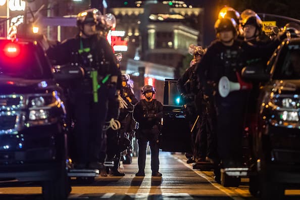 Las concentraciones no autorizadas se prolongaron por más tiempo de lo previsto, obligando la presencia de equipos de LAPD.