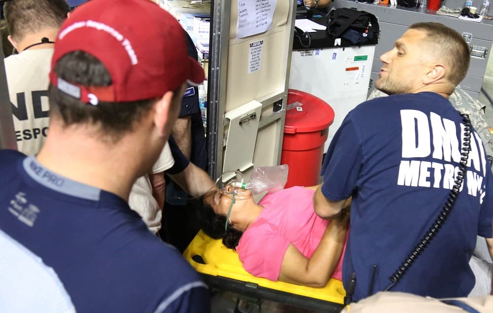 Hasta el momento se han atendido 3762 pacientes en este establecimiento. En la fotografía el traslado de Madeline Torres, cuando llegó al hospital con problemas respiratorios.