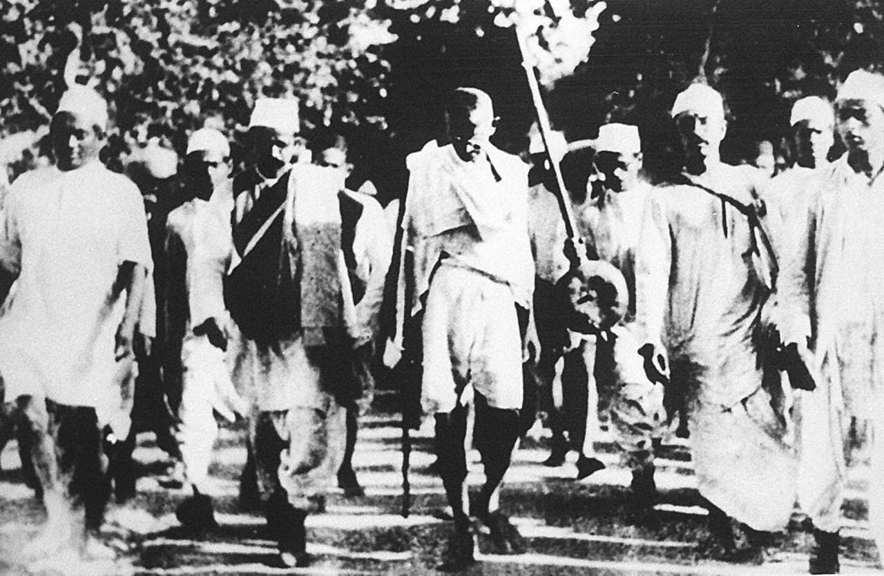 <b>La marcha de la sal.</b> Fue una manifestación dirigida por Mahatma Gandhi entre el 12 de marzo y el 6 de abril de 1930. El líder pacifista de India caminó junto a sus seguidores más de 217 millas (unos 350 km) y al llegar al Océano Índico reunió un poco de sal en sus manos. Este sencillo pero simbólico acto fue un desafío al monopolio británico sobre la distribución de sal en India y se convirtió en uno de los más importantes acontecimientos que condujeron a su independencia.
