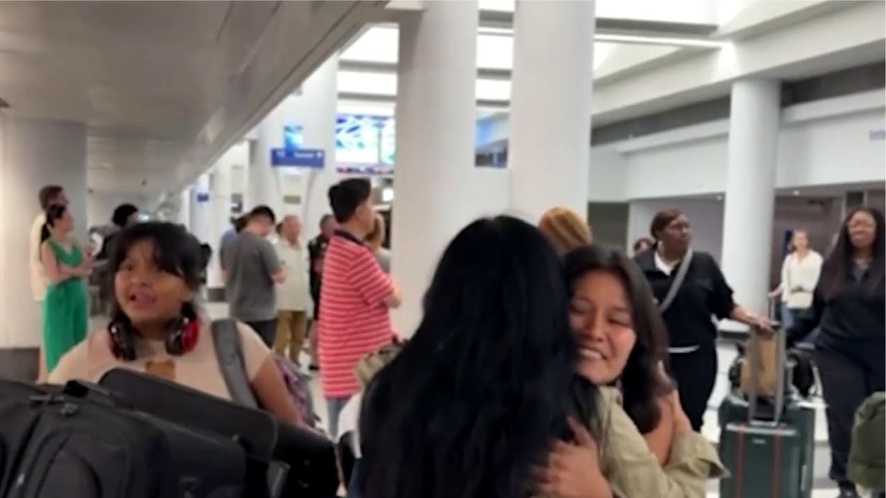 Así recibieron a la maestra Yessenia en un aeropuerto de EEUU tras más de un año de haberse autodeportado